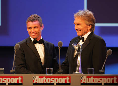 Derek Bell overrækker den internationale Gregor Grant Award til Tom Kristensen.